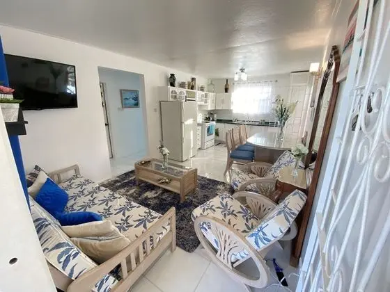 Lovely 2 Bedroom Unit