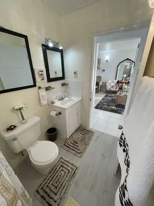 Lovely 2 Bedroom Unit