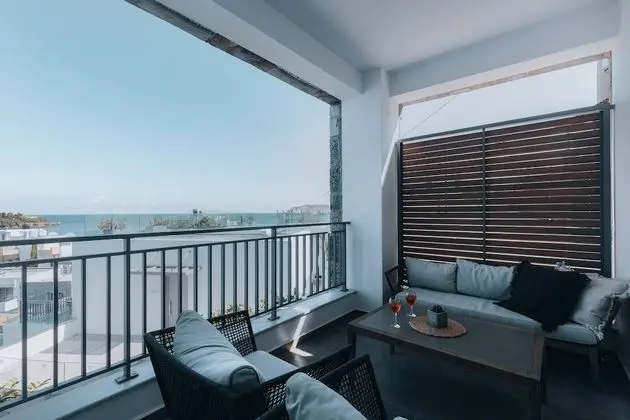 Deluxe 2-Bedroom Apartment Partial Sea View