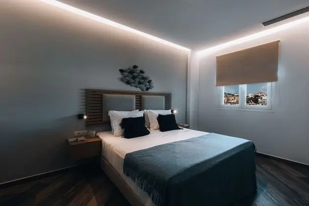 Deluxe 2-Bedroom Apartment Partial Sea View