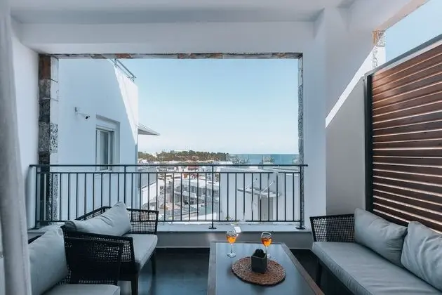 Deluxe 2-Bedroom Apartment Partial Sea View