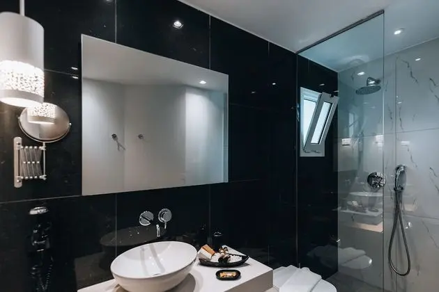 Deluxe 2-Bedroom Apartment Partial Sea View