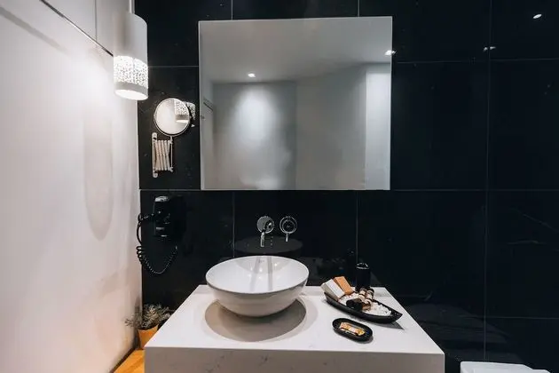 Deluxe 2-Bedroom Apartment Partial Sea View