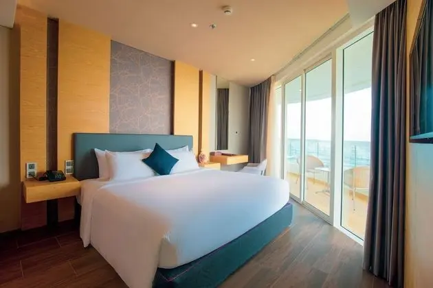 Junior Classic 1 Bedroom Suite (15-minute Foot Massage for 2)