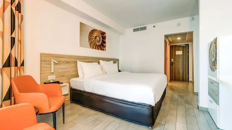 Comfort Tek Büyük veya İki Ayrı Yataklı Oda, Kısmi Deniz Manzaralı