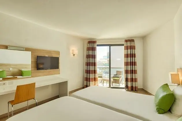 Comfort Tek Büyük veya İki Ayrı Yataklı Oda, Kısmi Deniz Manzaralı
