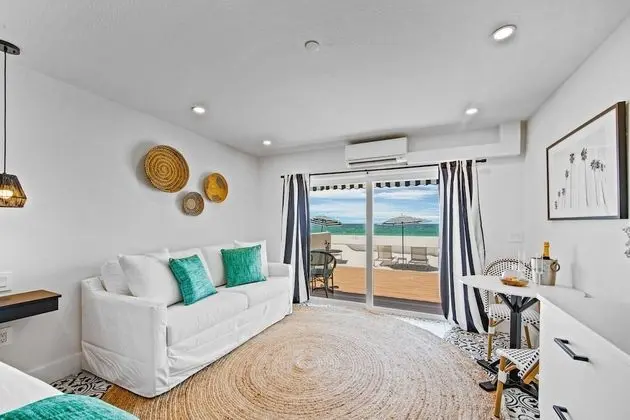 Luxury Stüdyo Süit, 1 En Büyük (King) Boy Yatak ve Çekyat, Plaj Manzaralı