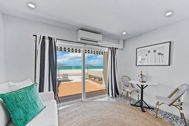 Luxury Stüdyo Süit, 1 En Büyük (King) Boy Yatak ve Çekyat, Plaj Manzaralı