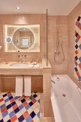 Superior Tek Büyük Yataklı Oda, Okyanus Manzaralı (or Pool View)