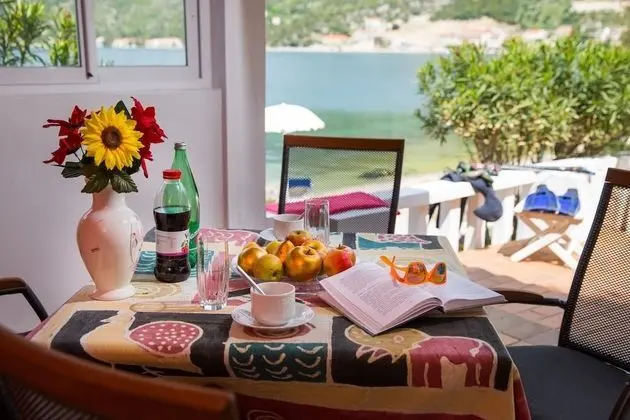 Stüdyo (Studio Apartment with Private Beach a)