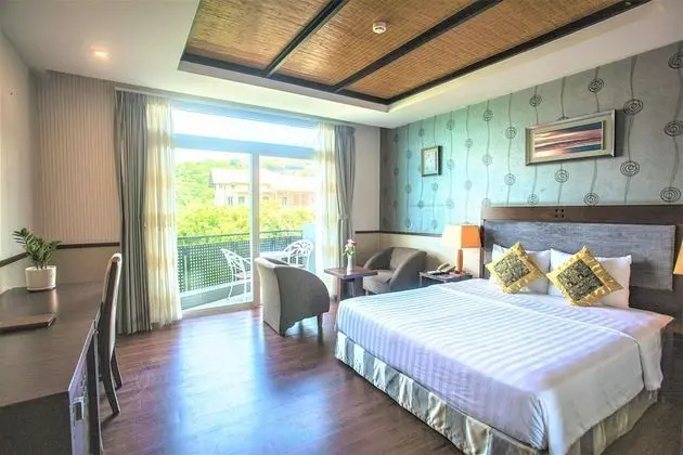 Deluxe Tek Büyük Yataklı Oda, Kısmi Deniz Manzarası (Partial View)