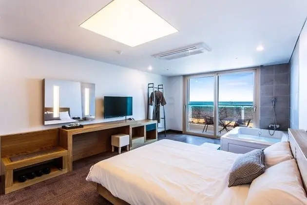 Couple Room or Emerald Room (Random Assign)