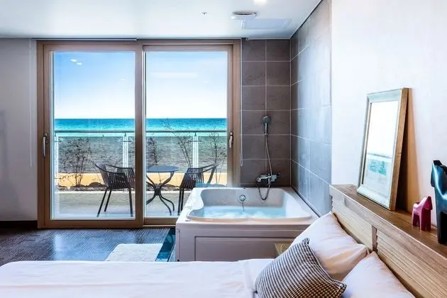 Couple Room or Emerald Room (Random Assign)