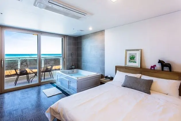 Couple Room or Emerald Room (Random Assign)