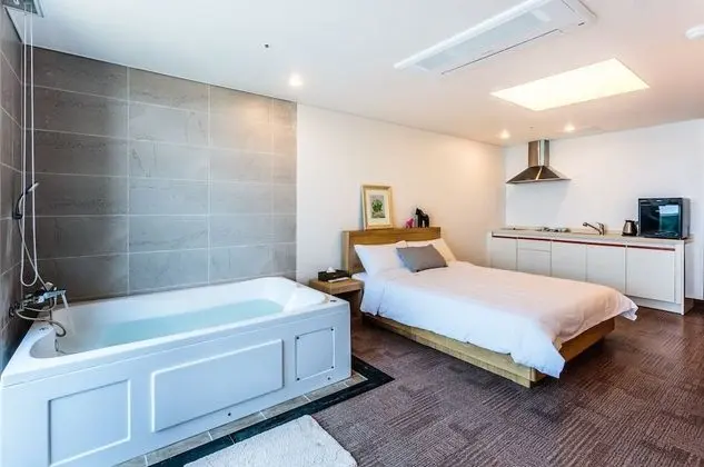 Couple Room or Emerald Room (Random Assign)