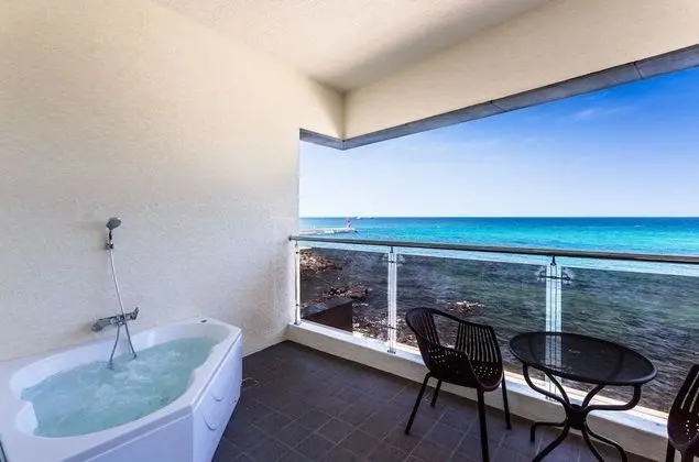 Couple Room or Emerald Room (Random Assign)