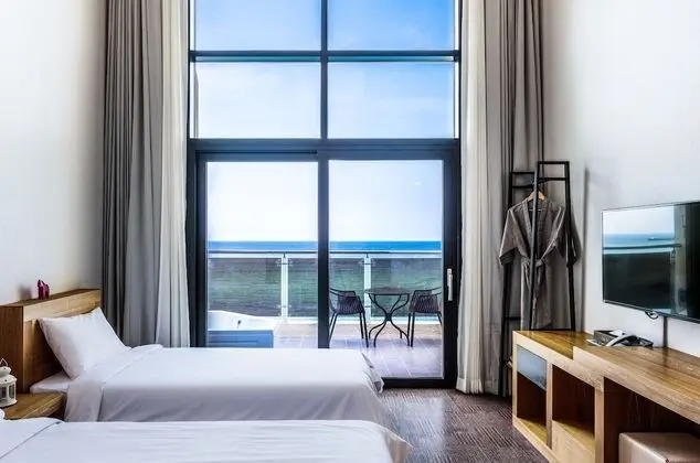 Ocean Room or Sky Room (Random Assign)