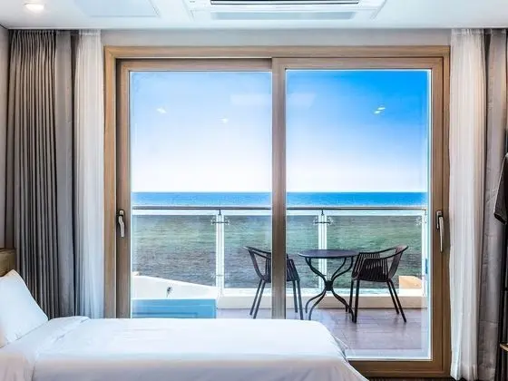 Ocean Room or Sky Room (Random Assign)