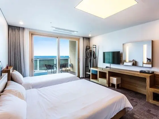 Ocean Room or Sky Room (Random Assign)
