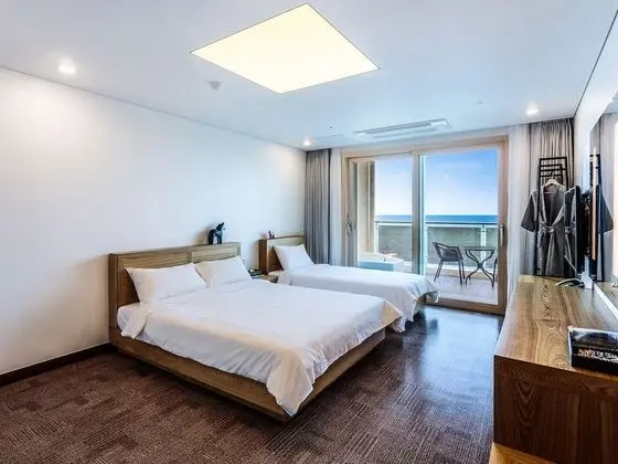 Ocean Room or Sky Room (Random Assign)