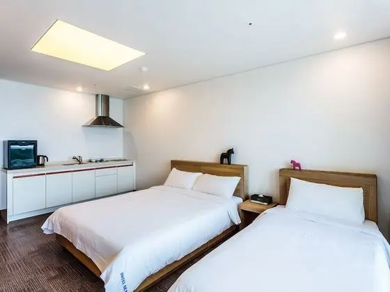 Ocean Room or Sky Room (Random Assign)