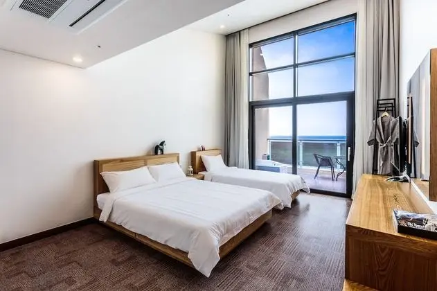Ocean Room or Sky Room (Random Assign)