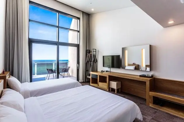Ocean Room or Sky Room (Random Assign)