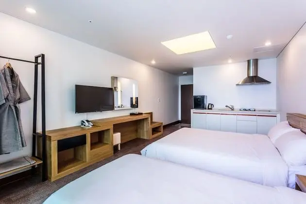 Ocean Room or Sky Room (Random Assign)