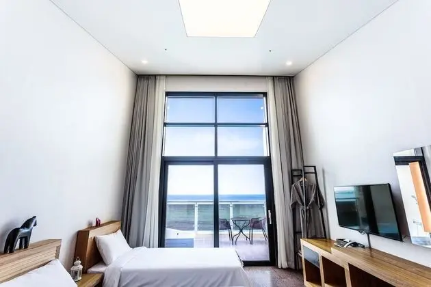 Ocean Room or Sky Room (Random Assign)