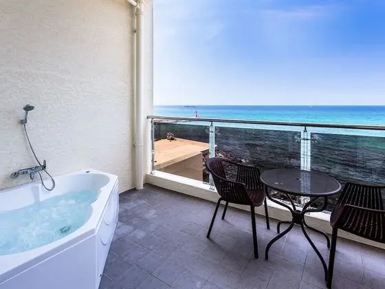 Ocean Room or Sky Room (Random Assign)