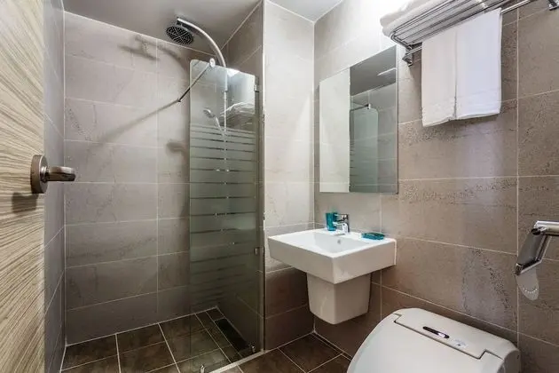 Ocean Room or Sky Room (Random Assign)