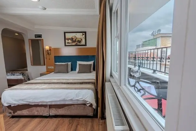 Double Room with Street View and Balcony