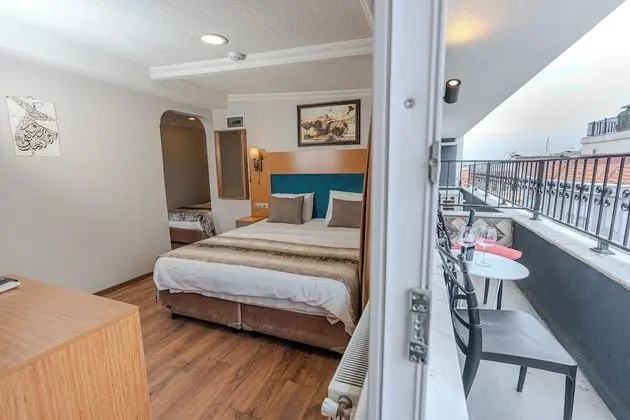 Double Room with Street View and Balcony