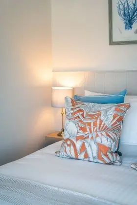 Deluxe Tek Büyük Yataklı Oda, Banyolu/Duşlu, Kısmi Deniz Manzaralı (King - Sea View)