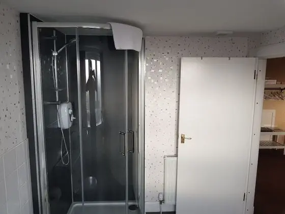 Tek Büyük veya İki Ayrı Yataklı Oda (Shower)