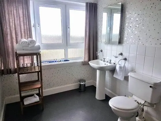 Tek Büyük veya İki Ayrı Yataklı Oda (Shower)
