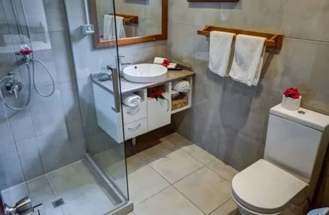 Tek Büyük Yataklı Oda, Balkon, Bahçe Manzaralı