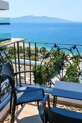 Üç Kişilik Oda, Deniz Manzaralı