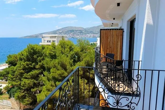 Üç Kişilik Oda, Deniz Manzaralı