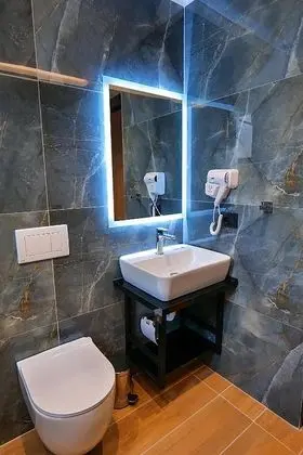 Üç Kişilik Oda, Deniz Manzaralı