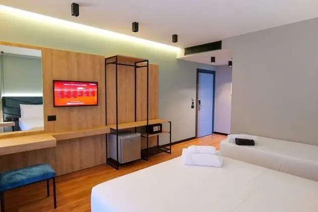 Üç Kişilik Oda, Deniz Manzaralı