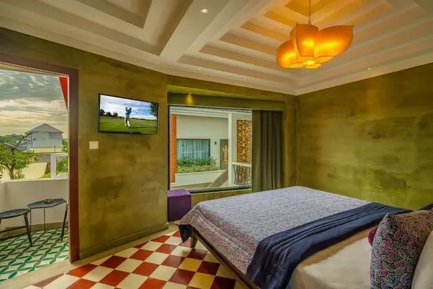 Deluxe Tek Büyük Yataklı Oda, Balkon, Havuz Manzaralı