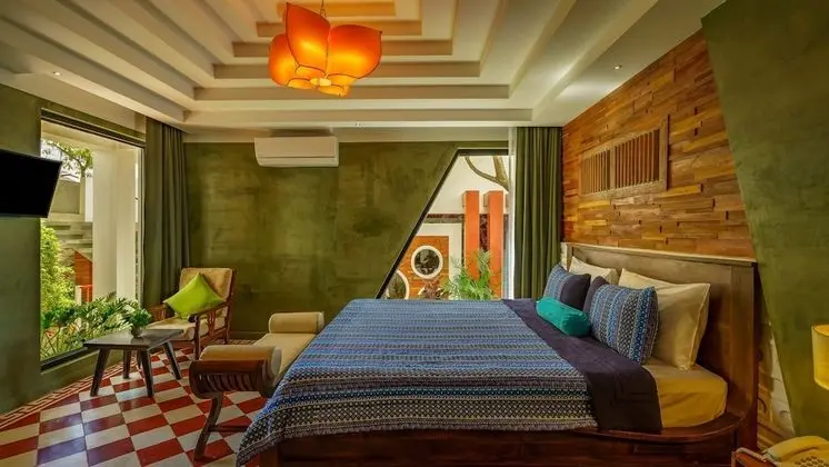 Deluxe Tek Büyük Yataklı Oda, Balkon, Havuz Manzaralı