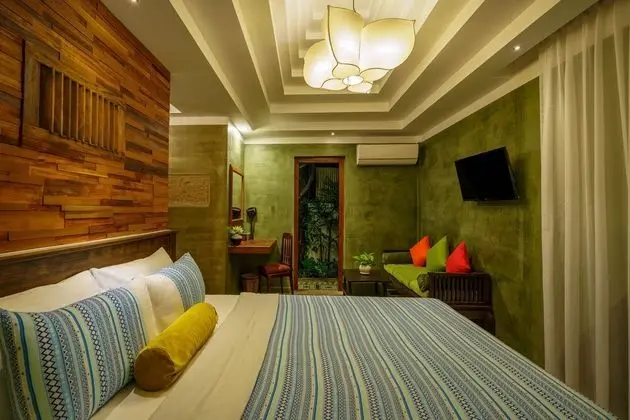 Deluxe Tek Büyük Yataklı Oda, Balkon, Havuz Manzaralı