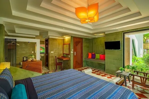Deluxe Tek Büyük Yataklı Oda, Balkon, Havuz Manzaralı