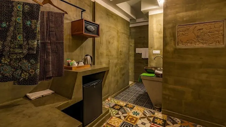 Deluxe Tek Büyük Yataklı Oda, Balkon, Havuz Manzaralı
