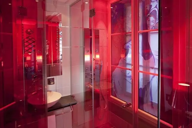 Tek Büyük Yataklı Oda (Moulin Rouge with Shower )