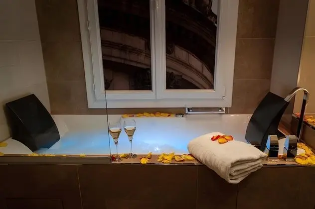 Tek Büyük Yataklı Oda (Opera Garnier with Jacuzzi )