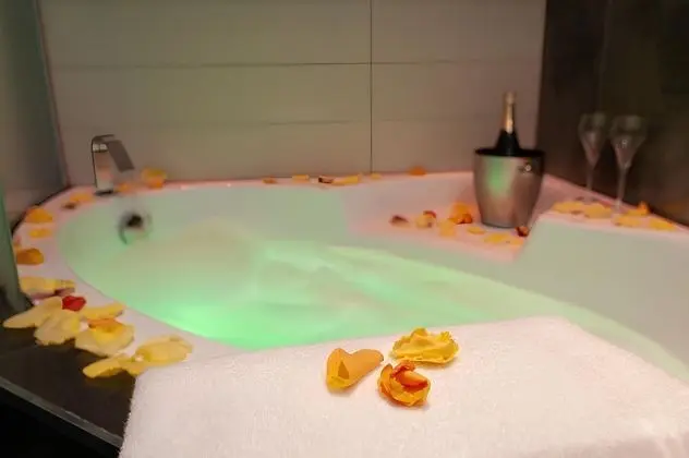 Tek Büyük Yataklı Oda (Opera Garnier with Jacuzzi )