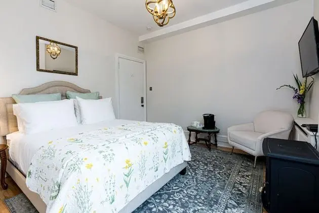 Room, 1 Queen Bed (Limestone)